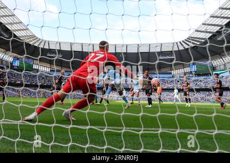 Un colpo di testa a lungo raggio da Nathan Ake n. 6 del Manchester City batte Bernd Leno n. 17 del Fulham per fare i t2-1 al Cityduring la partita di Premier League Manchester City vs Fulham all'Etihad Stadium, Manchester, Regno Unito, 2 settembre 2023 (foto di Conor Molloy/News Images) Foto Stock