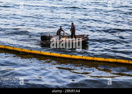 (170913) -- ISOLA DI SALAMINA (GRECIA), 13 settembre 2017 -- i membri dell'equipaggio di pulizia cercano di ripulire le perdite di olio nei pressi dell'isola di Salamina, Grecia, il 12 settembre 2017. Mercoledì le autorità greche si sono scontrate contro il tempo per ripulire una fuoriuscita di petrolio nel Golfo Saronico causata da una piccola petroliera affondata al largo dell'isola di Salamina la domenica. GRECIA-ISOLA DI SALAMINA-FUORIUSCITA DI PETROLIO-PETROLIERA AFFONDATA LEFTERISXPARTSALIS PUBLICATIONXNOTXINXCHN Foto Stock