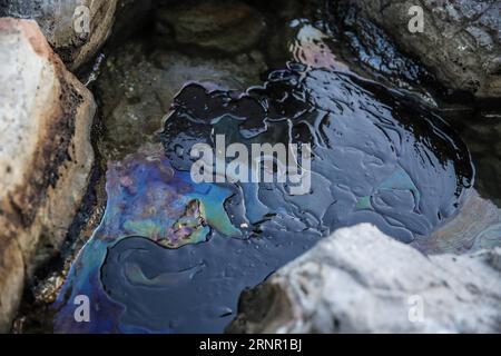 (170913) -- ISOLA DI SALAMINA (GRECIA), 13 settembre 2017 -- foto scattata il 12 settembre 2017 mostra l'area inquinata sulla spiaggia dell'isola di Salamina, Grecia, dopo l'affondamento di una piccola petroliera. Mercoledì le autorità greche si sono scontrate contro il tempo per ripulire una fuoriuscita di petrolio nel Golfo Saronico causata da una piccola petroliera affondata al largo dell'isola di Salamina la domenica. GRECIA-ISOLA DI SALAMINA-FUORIUSCITA DI PETROLIO-PETROLIERA AFFONDATA LEFTERISXPARTSALIS PUBLICATIONXNOTXINXCHN Foto Stock