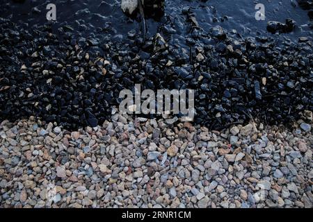 (170913) -- ISOLA DI SALAMINA (GRECIA), 13 settembre 2017 -- foto scattata il 12 settembre 2017 mostra l'area inquinata sulla spiaggia dell'isola di Salamina, Grecia, dopo l'affondamento di una piccola petroliera. Mercoledì le autorità greche si sono scontrate contro il tempo per ripulire una fuoriuscita di petrolio nel Golfo Saronico causata da una piccola petroliera affondata al largo dell'isola di Salamina la domenica. GRECIA-ISOLA DI SALAMINA-FUORIUSCITA DI PETROLIO-PETROLIERA AFFONDATA LEFTERISXPARTSALIS PUBLICATIONXNOTXINXCHN Foto Stock