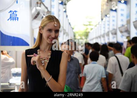 (170914) -- NANNING, 14 settembre 2017 -- Un modello espone accessori durante la 14a China-ASEAN Expo a Nanning, capitale della regione autonoma del Guangxi Zhuang del sud della Cina, 14 settembre 2017. Il 14° Expo Cina-ASEAN è stato aperto martedì, mettendo in evidenza il commercio e gli investimenti tra la Cina, l'ASEAN e altri paesi lungo la cintura e la strada. ) (Lb) CHINA-NANNING-ASEAN-EXPO(CN) ZhouxHua PUBLICATIONxNOTxINxCHN Foto Stock