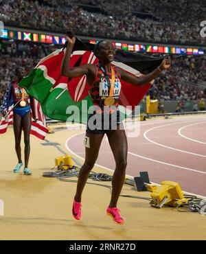 Mary Moraa del Kenya festeggia dopo aver gareggiato nella finale femminile dei 800 m il giorno 9 dei Campionati mondiali di atletica leggera di Budapest il 27 agosto 20 Foto Stock