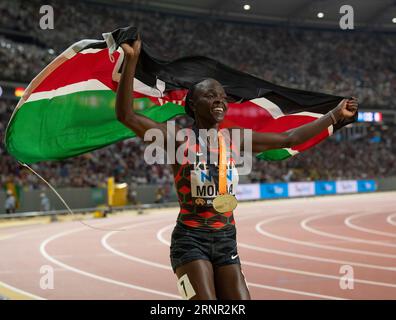 Mary Moraa del Kenya festeggia dopo aver gareggiato nella finale femminile dei 800 m il giorno 9 dei Campionati mondiali di atletica leggera di Budapest il 27 agosto 20 Foto Stock