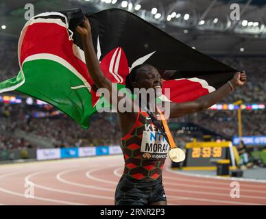 Mary Moraa del Kenya festeggia dopo aver gareggiato nella finale femminile dei 800 m il giorno 9 dei Campionati mondiali di atletica leggera di Budapest il 27 agosto 20 Foto Stock