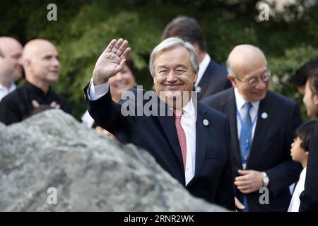 (170915) -- NAZIONI UNITE, 15 settembre 2017 -- il Segretario generale delle Nazioni Unite Antonio Guterres (fronte) onda in una cerimonia di campana presso la sede delle Nazioni Unite a New York, 15 settembre 2017. Guterres venerdì ha sottolineato la difficile situazione dei rifugiati e dei migranti e la necessità di porre fine ai conflitti in occasione della giornata internazionale della pace, o giornata mondiale della pace. La cerimonia della campana della pace è un rituale annuale presso la sede delle Nazioni Unite, dove la campana della pace viene suonata dal segretario generale delle Nazioni Unite per le celebrazioni della giornata mondiale della pace, che cade il 21 settembre. ) GIORNATA DELLA PACE NEL MONDO DELLE NAZIONI UNITE - CERIMONIA DELLA CAMPANA DI PACE LIXMUZI Foto Stock