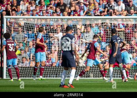 Turf Moor, Burnley, Lancashire, Regno Unito. 2 settembre 2023. Premier League Football, Burnley contro Tottenham Hotspur; Cristian Romero del Tottenham Hotspur segna 2-1 punti per il Tottenham Hotspur al 47° minuto del primo tempo credito: Action Plus Sports/Alamy Live News Foto Stock