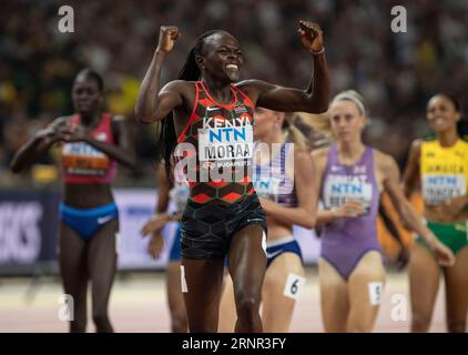 Mary Moraa del Kenya festeggia dopo aver gareggiato nella finale femminile dei 800 m il giorno 9 dei Campionati mondiali di atletica leggera di Budapest il 27 agosto 20 Foto Stock