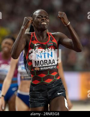 Mary Moraa del Kenya festeggia dopo aver gareggiato nella finale femminile dei 800 m il giorno 9 dei Campionati mondiali di atletica leggera di Budapest il 27 agosto 20 Foto Stock