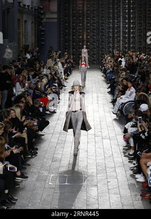 (170917) -- LONDRA, 17 settembre 2017 -- Models presentano creazioni di Versus Spring/Summer Collection 2018 durante la London Fashion Week a Londra, in Gran Bretagna, il 17 settembre 2017. ) BRITAIN-LONDON-LONDON FASHION WEEK - CONTRO HANXYAN PUBLICATIONXNOTXINXCHN Foto Stock