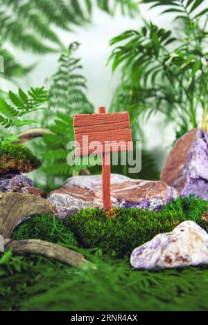 Striscione in legno con felce e muschio. Sfondo naturale, spazio di copia. Foto Stock