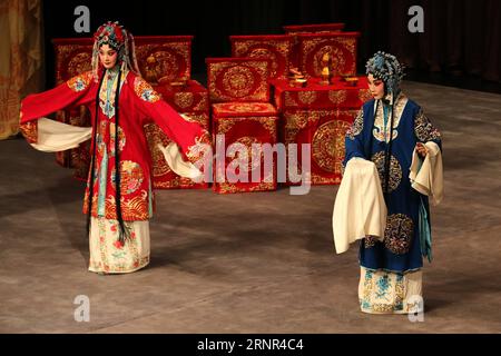 (170918) -- , 18 settembre 2017 -- Artists from China National Peking Opera Company Perform Female Generals of the Yang Family at the Concert Hall in Greece, 17 settembre 2017. L'elettrizzante performance è stata parte di una serie di eventi organizzati quest'anno per l'anno 2017 Grecia-Cina degli scambi culturali e della cooperazione industriale culturale. Marios Lolos) (zcc) GRECIA--PECHINO OPERA-GENERALI FEMMINILI DELLA FAMIGLIA YANG Athens PUBLICATIONxNOTxINxCHN Foto Stock