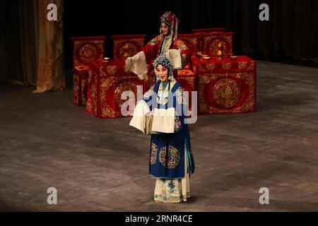 (170918) -- , 18 settembre 2017 -- Artists from China National Peking Opera Company Perform Female Generals of the Yang Family at the Concert Hall in Greece, 17 settembre 2017. L'elettrizzante performance è stata parte di una serie di eventi organizzati quest'anno per l'anno 2017 Grecia-Cina degli scambi culturali e della cooperazione industriale culturale. Marios Lolos) (zcc) GRECIA--PECHINO OPERA-GENERALI FEMMINILI DELLA FAMIGLIA YANG Athens PUBLICATIONxNOTxINxCHN Foto Stock