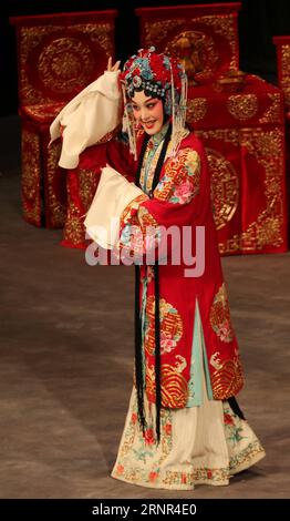 (170918) -- , 18 settembre 2017 -- un artista della China National Peking Opera Company esegue Female Generals of the Yang Family alla Concert Hall in Grecia, 17 settembre 2017. L'elettrizzante performance è stata parte di una serie di eventi organizzati quest'anno per l'anno 2017 Grecia-Cina degli scambi culturali e della cooperazione industriale culturale. Marios Lolos) (zcc) GRECIA--PECHINO OPERA-GENERALI FEMMINILI DELLA FAMIGLIA YANG Athens PUBLICATIONxNOTxINxCHN Foto Stock