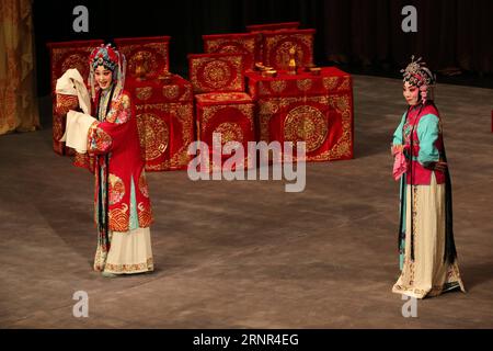 (170918) -- , 18 settembre 2017 -- Artists from China National Peking Opera Company Perform Female Generals of the Yang Family at the Concert Hall in Greece, 17 settembre 2017. L'elettrizzante performance è stata parte di una serie di eventi organizzati quest'anno per l'anno 2017 Grecia-Cina degli scambi culturali e della cooperazione industriale culturale. Marios Lolos) (zcc) GRECIA--PECHINO OPERA-GENERALI FEMMINILI DELLA FAMIGLIA YANG Athens PUBLICATIONxNOTxINxCHN Foto Stock