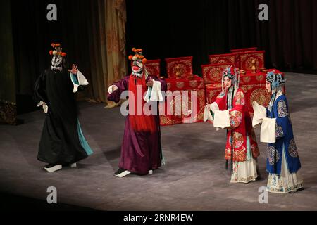 (170918) -- , 18 settembre 2017 -- Artists from China National Peking Opera Company Perform Female Generals of the Yang Family at the Concert Hall in Greece, 17 settembre 2017. L'elettrizzante performance è stata parte di una serie di eventi organizzati quest'anno per l'anno 2017 Grecia-Cina degli scambi culturali e della cooperazione industriale culturale. Marios Lolos) (zcc) GRECIA--PECHINO OPERA-GENERALI FEMMINILI DELLA FAMIGLIA YANG Athens PUBLICATIONxNOTxINxCHN Foto Stock