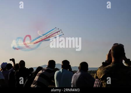 (170919) -- ATENE, 19 settembre 2017 -- gli spettatori guardano la squadra acrobatica delle frecce rosse della Gran Bretagna durante la 6a Athens Flying Week International Air Show ad Atene, Grecia, 17 settembre 2017. ) GRECIA-ATENE-INTERNATIONAL AIR SHOW LefterisxPartsalis PUBLICATIONxNOTxINxCHN Foto Stock