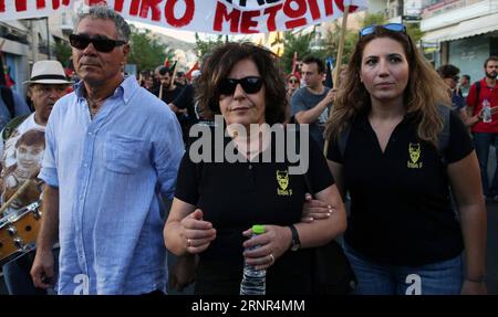 (170918) -- ATENE, 18 settembre 2017 -- Magda Fyssa (C), madre dell'attivista antifascista e musicista assassinato Pavlos Fyssas, partecipa a una manifestazione al Pireo, vicino alla capitale Atene, in Grecia, il 18 settembre 2017. Il raduno è stato organizzato per celebrare il quarto anniversario dell'omicidio dell'attivista e musicista greco antifascista Pavlos Fyssas da parte di un sostenitore del partito greco dell'estrema destra Golden Dawn (Chryssi Avghi). GRECIA-PIREO-RALLY MariosxLolos PUBLICATIONxNOTxINxCHN Foto Stock