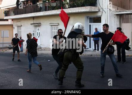 (170918) -- ATENE, 18 settembre 2017 -- i manifestanti si scontrano con la polizia antisommossa durante una manifestazione al Pireo vicino alla capitale Atene, in Grecia, il 18 settembre 2017. Il raduno è stato organizzato per celebrare il quarto anniversario dell'omicidio dell'attivista e musicista greco antifascista Pavlos Fyssas da parte di un sostenitore del partito greco dell'estrema destra Golden Dawn (Chryssi Avghi). GRECIA-PIREO-RALLY MariosxLolos PUBLICATIONxNOTxINxCHN Foto Stock