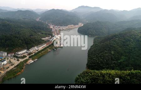 (170919) -- LU AN, 19 settembre 2017 -- foto aerea scattata il 18 settembre 2017 mostra la città di Mabu di nuova costruzione vicino al serbatoio Xianghongdian nella contea di Jinzhai di Lu An City, nella provincia di Anhui della Cina orientale. Il serbatoio Xianghongdian è stato approvato come Parco Nazionale dell'acqua nel 2004. ) (Yxb) CHINA-ANHUI-XIANGHONGDIAN RESERVOIR-SCENARIOS(CN) TaoxMing PUBLICATIONxNOTxINxCHN Foto Stock