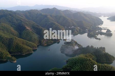 (170919) -- LU AN, 19 settembre 2017 -- foto aerea scattata il 17 settembre 2017 mostra lo scenario del bacino idrico di Xianghongdian nella contea di Jinzhai della città di Lu An, nella provincia di Anhui della Cina orientale. Il serbatoio Xianghongdian è stato approvato come Parco Nazionale dell'acqua nel 2004. ) (Yxb) CHINA-ANHUI-XIANGHONGDIAN RESERVOIR-SCENARIOS(CN) TaoxMing PUBLICATIONxNOTxINxCHN Foto Stock