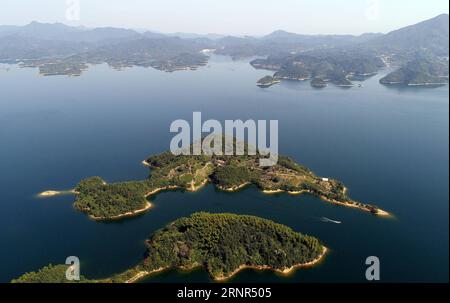 (170919) -- LU AN, 19 settembre 2017 -- foto aerea scattata il 17 settembre 2017 mostra uno yacht che naviga oltre l'isola di Xuanwang nel bacino idrico di Xianghongdian nella contea di Jinzhai di Lu An City, nella provincia di Anhui della Cina orientale. Il serbatoio Xianghongdian è stato approvato come Parco Nazionale dell'acqua nel 2004. ) (Yxb) CHINA-ANHUI-XIANGHONGDIAN RESERVOIR-SCENARIOS(CN) TaoxMing PUBLICATIONxNOTxINxCHN Foto Stock