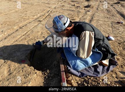 (170919) -- KANDAHAR, 19 settembre 2017 -- un de-minatore afgano cerca mine terrestri nel distretto di Zhari nella provincia meridionale di Kandahar, Afghanistan, 18 settembre 2017. Più di 1.660 civili sono stati uccisi e più di 3.580 altri feriti in incidenti legati ai conflitti nella prima metà dell'anno, secondo i dati pubblicati dalla missione delle Nazioni Unite nel paese. Le esplosioni di IED e mine terrestri sono state la seconda causa più grande di vittime civili dopo gli scontri terrestri tra le forze governative e gli insorti. (rh) AFGHANISTAN-KANDAHAR-MINE-PERQUISIZIONE SanaullahxSeaim PUBLICATIONxN Foto Stock