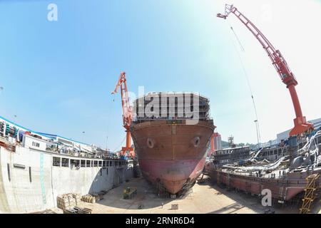 (170920) -- FUZHOU, 20 settembre 2017 -- foto scattata il 20 settembre 2017 mostra il cantiere della prima nave mineraria oceanica profonda al mondo nella provincia del Fujian della Cina sud-orientale. La barca lunga 227 metri, una volta completata, sarà in grado di lavorare a profondità di 2,5 chilometri e trasportare 40.000 tonnellate di minerale. La costruzione dello scafo della nave è stata completata, secondo il suo costruttore Fujian Mawei Shipbuilding Ltd. ) (lfj) CINA-FUJIAN-DEEP OCEAN MINING VESSEL (CN) SongxWeiwei PUBLICATIONxNOTxINxCHN Foto Stock