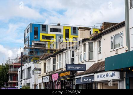 Sistemazione per studenti presso University Square Campus a Southend on Sea Essex, con pannello di rivestimento colorato geometrico sostituito come non sicuro Foto Stock