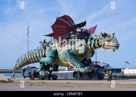 Il drago meccanico, passeggeri, progettato da Francois Delaroziere, a Calais in Francia Foto Stock