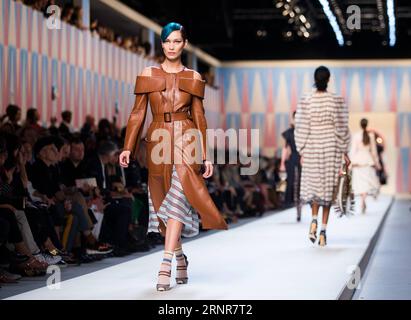 (170922) - MILANO, 22 settembre 2017 - la modella bella Hadid cammina in passerella per la casa di moda Fendi durante la settimana della moda donna Primavera/Estate 2018 a Milano, Italia, il 21 settembre 2017. ) (zy) ITALIA-MILANO-SETTIMANA DELLA MODA-FENDI JinxYu PUBLICATIONxNOTxINxCHN Foto Stock