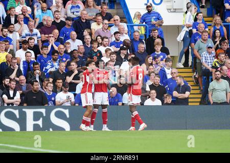 Anthony Elanga (centro) del Nottingham Forest celebra il primo gol della squadra durante la partita di Premier League a Stamford Bridge, Londra. Data immagine: Sabato 2 settembre 2023. Foto Stock