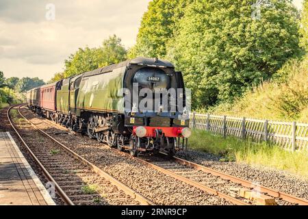 La locomotiva a vapore Tangmere passa attraverso Long Preston il 2 settembre 2023 viaggiando da Carlisle a Hull Foto Stock