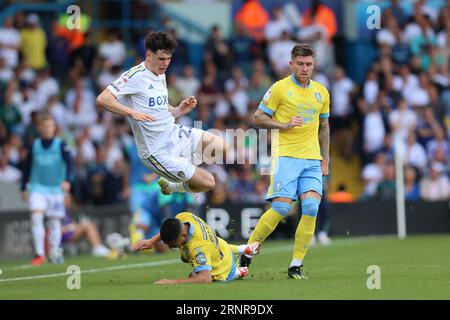 Juan Delgado di Sheffield Wednesday viene prenotato per un fallo su Archie Gray del Leeds United durante la partita del campionato SkyBet tra Leeds United e Sheffield mercoledì a Elland Road, Leeds, sabato 2 settembre 2023. (Foto: Pat Scaasi | mi News) crediti: MI News & Sport /Alamy Live News Foto Stock