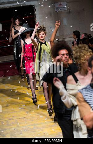 (170924) -- MILANO, 24 settembre 2017 -- le modelle sfilano per la casa di moda Antonio Marras durante la settimana della moda milanese Primavera/Estate 2018 a Milano, Italia, il 23 settembre 2017. )(whw) ITALIA-MILANO-SETTIMANA DELLA MODA-ANTONIO MARRAS JinxYU PUBLICATIONxNOTxINxCHN Foto Stock