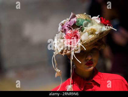 (170924) -- MILANO, 24 settembre 2017 -- Una modella cammina in passerella per la casa di moda Antonio Marras durante la settimana della moda milanese Primavera/Estate 2018 a Milano, Italia, il 23 settembre 2017. )(whw) ITALIA-MILANO-SETTIMANA DELLA MODA-ANTONIO MARRAS JinxYU PUBLICATIONxNOTxINxCHN Foto Stock