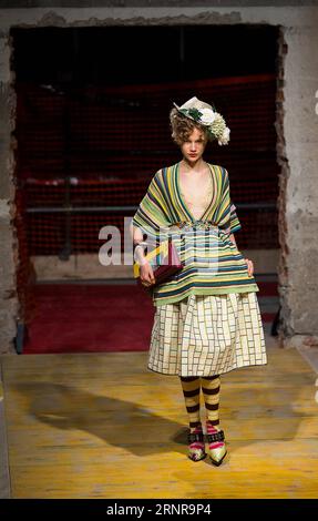 (170924) -- MILANO, 24 settembre 2017 -- Una modella cammina in passerella per la casa di moda Antonio Marras durante la settimana della moda milanese Primavera/Estate 2018 a Milano, Italia, il 23 settembre 2017. )(whw) ITALIA-MILANO-SETTIMANA DELLA MODA-ANTONIO MARRAS JinxYU PUBLICATIONxNOTxINxCHN Foto Stock