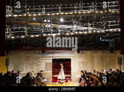 (170924) -- MILANO, 24 settembre 2017 -- Una modella cammina in passerella per la casa di moda Antonio Marras durante la settimana della moda milanese Primavera/Estate 2018 a Milano, Italia, il 23 settembre 2017. )(whw) ITALIA-MILANO-SETTIMANA DELLA MODA-ANTONIO MARRAS JinxYU PUBLICATIONxNOTxINxCHN Foto Stock