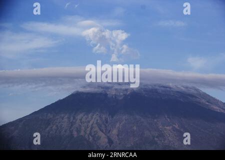 (170926) -- BALI, 26 settembre 2017 -- il Gunung Agung, o vulcano del Monte Agung è visto dalla spiaggia di Amed nella reggenza di Karangasem, Bali, Indonesia. 26 settembre 2017. Il numero di sfollati è salito a più di 57.000 poiché il vulcano Gunung Agung nell'isola resort di Bali è potenzialmente in eruzione, un alto funzionario dell'agenzia di disastri ha detto martedì. ) (gj) INDONESIA-BALI-MOUNT AGUNG M. xFauzixChaniago PUBLICATIONxNOTxINxCHN Foto Stock