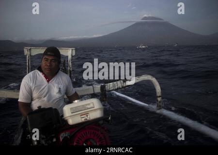 (170926) -- BALI, 26 settembre 2017 -- Un pescatore con la sua barca è visto vicino al Gunung Agung, o vulcano del Monte Agung sulla spiaggia di Amed nella reggenza di Karangasem, Bali, Indonesia. 26 settembre 2017. Il numero di sfollati è salito a più di 57.000 poiché il vulcano Gunung Agung nell'isola resort di Bali è potenzialmente in eruzione, un alto funzionario dell'agenzia di disastri ha detto martedì. ) (gj) INDONESIA-BALI-MOUNT AGUNG M. xFauzixChaniago PUBLICATIONxNOTxINxCHN Foto Stock