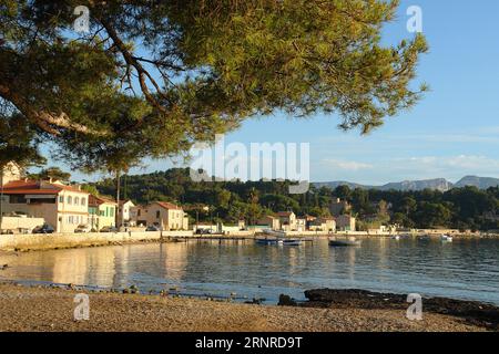 Piccole barche ormeggiate alla baia di Balaguier la Seyne sur Mer Var Provence Foto Stock