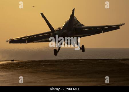 Mar Mediterraneo, acque internazionali. 30 agosto 2023. Un caccia F/A-18E Super Hornet della Marina degli Stati Uniti, assegnato al Golden Warriors of Strike Fighter Squadron 87, lancia al tramonto sul ponte di volo a bordo della portaerei classe Nimitz USS Gerald R. Ford operante sul Mar Mediterraneo orientale, il 30 agosto 2023 al largo della costa greca. Credito: MC2 Nolan Pennington/U.S. Navy Photo/Alamy Live News Foto Stock