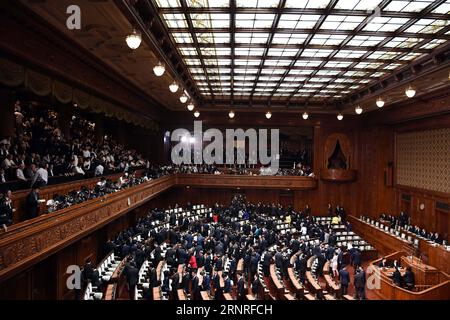 (170928) -- TOKYO, 28 settembre 2017 -- i legislatori se ne vanno dopo che il primo ministro giapponese Shinzo Abe ha sciolto la camera dei rappresentanti a Tokyo, Giappone, 28 settembre 2017. Il giovedì Shinzo Abe sciolse la più potente camera bassa del parlamento bicamerale del Giappone e convocò le elezioni generali. (yk) JAPAN-TOKYO-LOWER HOUSE-DISSOLUZIONE MaxPing PUBLICATIONxNOTxINxCHN Foto Stock