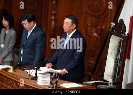 (170928) -- TOKYO, 28 settembre 2017 -- la camera dei rappresentanti il presidente Tadamori Oshima(R) annuncia lo scioglimento della camera bassa a Tokyo, Giappone, 28 settembre 2017. Giovedì il primo ministro giapponese Shinzo Abe sciolse la più potente camera bassa del parlamento bicamerale giapponese e convocò le elezioni generali. (yk) JAPAN-TOKYO-LOWER HOUSE-DISSOLUZIONE MaxPing PUBLICATIONxNOTxINxCHN Foto Stock