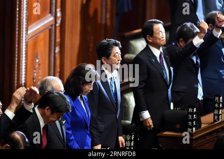 (170928) -- TOKYO, 28 settembre 2017 -- il primo ministro giapponese Shinzo Abe (C) ascolta la camera dei rappresentanti il presidente Tadamori Oshima (invisibile) annuncia lo scioglimento della camera bassa a Tokyo, Giappone, 28 settembre 2017. Il giovedì Shinzo Abe sciolse la più potente camera bassa del parlamento bicamerale del Giappone e convocò le elezioni generali. (yk) JAPAN-TOKYO-LOWER HOUSE-DISSOLUZIONE MaxPing PUBLICATIONxNOTxINxCHN Foto Stock