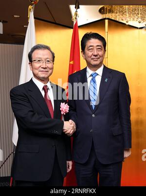 (170928) -- TOKYO, 28 settembre 2017 -- il primo ministro giapponese Shinzo Abe (R) stringe la mano all'ambasciatore cinese in Giappone Cheng Yonghua durante una cerimonia che segna la prossima giornata nazionale della Cina a Tokyo, Giappone, 28 settembre 2017. ) (zw) GIORNATA NAZIONALE GIAPPONE-TOKYO-CINA MaxPing PUBLICATIONxNOTxINxCHN Foto Stock