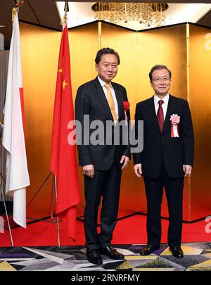 (170928) -- TOKYO, 28 settembre 2017 -- Ambasciatore cinese in Giappone Cheng Yonghua (R) posa per una foto con Yukio Hatoyama, ex primo ministro del Giappone, in una cerimonia che segna la prossima giornata nazionale della Cina a Tokyo, Giappone, 28 settembre 2017. ) (zw) GIORNATA NAZIONALE GIAPPONE-TOKYO-CINA MaxPing PUBLICATIONxNOTxINxCHN Foto Stock