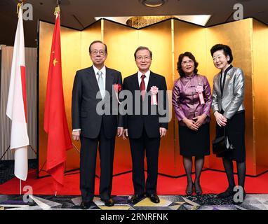 (170928) -- TOKYO, 28 settembre 2017 -- Ambasciatore cinese in Giappone Cheng Yonghua (2nd L) posa per una foto con Yasuo Fukuda (1st L), ex primo ministro del Giappone, in una cerimonia che segna la prossima giornata nazionale della Cina a Tokyo, Giappone, 28 settembre 2017. ) (zw) GIORNATA NAZIONALE GIAPPONE-TOKYO-CINA MaxPing PUBLICATIONxNOTxINxCHN Foto Stock