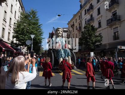 (170929) -- GINEVRA, 29 settembre 2017 -- Un burattino gigante della nonna, che misura quasi 8 metri, marce sulla strada di Ginevra, Svizzera, 29 settembre 2017. Due marionette giganti della compagnia reale di Luxe, che viaggia in tutto il mondo, ospiti a Ginevra dal 29 settembre al 1° ottobre. ) (zf) SVIZZERA-GINEVRA-GIGANTE-BURATTINO XuxJinquan PUBLICATIONxNOTxINxCHN Foto Stock