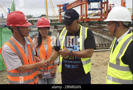 (170930) -- SUVA, 30 settembre 2017 -- il primo ministro delle Figi Voreqe Bainimarama (2nd R) stringe la mano a un ingegnere cinese nel cantiere di un ponte aiutato dalla Cina a Suva, capitale delle Figi, 29 settembre 2017. Voreqe Bainimarama venerdì ha ispezionato il progetto, dimostrando la sua soddisfazione per il suo sviluppo e la sua qualità. ) (yy) FIJI-SUVA-PM-CHINA-BRIDGE CONSTRUCTION-INSPECTION zhangxyongxing PUBLICATIONxNOTxINxCHN Foto Stock