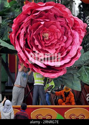 (170930) -- PECHINO, 30 settembre 2017 -- i lavoratori installano una mostra a forma di cesto di fiori al centro di Piazza Tienanmen per la celebrazione della giornata nazionale a Pechino, capitale della Cina, 22 settembre 2013. Come tradizione dal 2011, un gigantesco cesto di fiori con il tema della buona fortuna, la Cina è installata nella piazza Tienanmen nel centro di Pechino per la celebrazione della giornata nazionale cinese il 1° ottobre. Quest'anno, un cesto alto 17 metri con un diametro di 50 metri contiene fiori artificiali e frutti come cachi, melograni, mele, peonie e rose cinesi. ) (wf) CINA-BEI Foto Stock